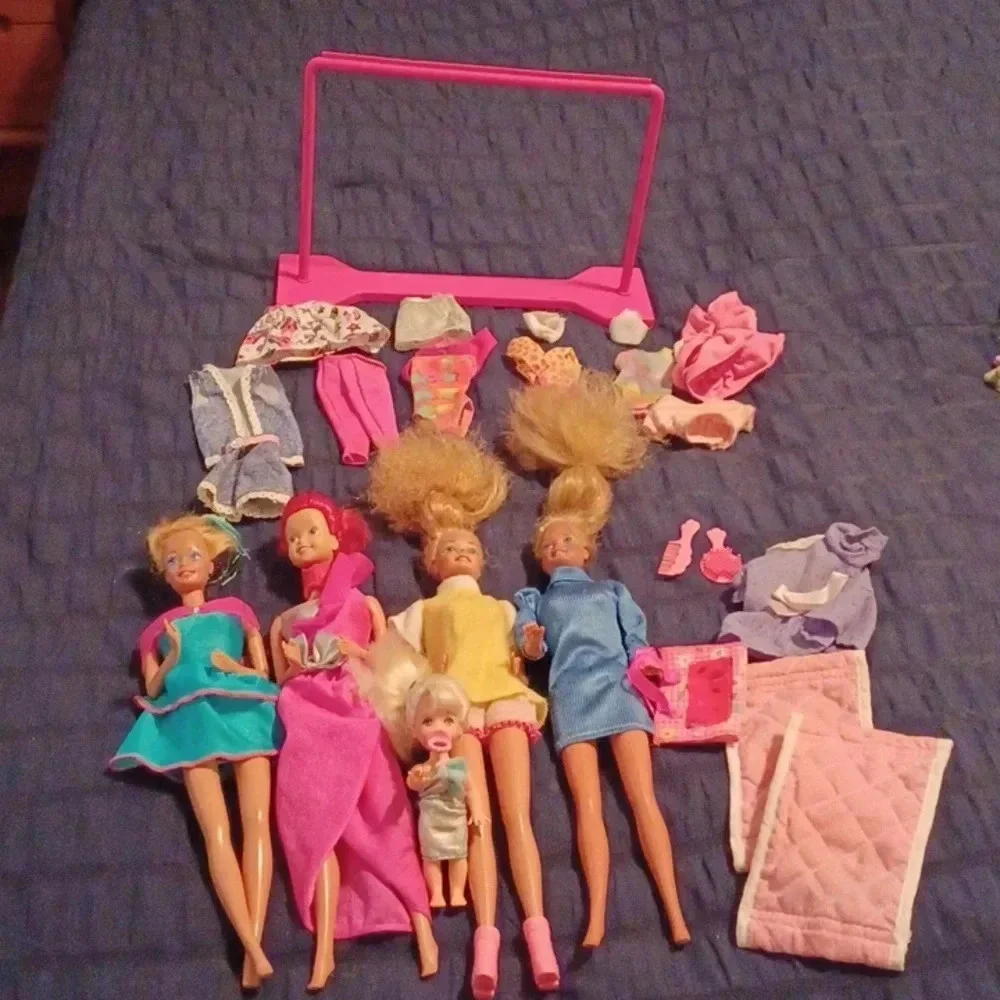 4 vintage Mattel Barbie dolls and one mini with extras